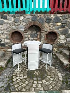 Weiß Fass-Stuhl mit zwei Fass-Hocker Fässer Ölfass Blechfass Fass Sitzgruppe Fass Sitzmöbel moderne Sitzgarnituren für Garten, Bar, Cafés und Restaurants